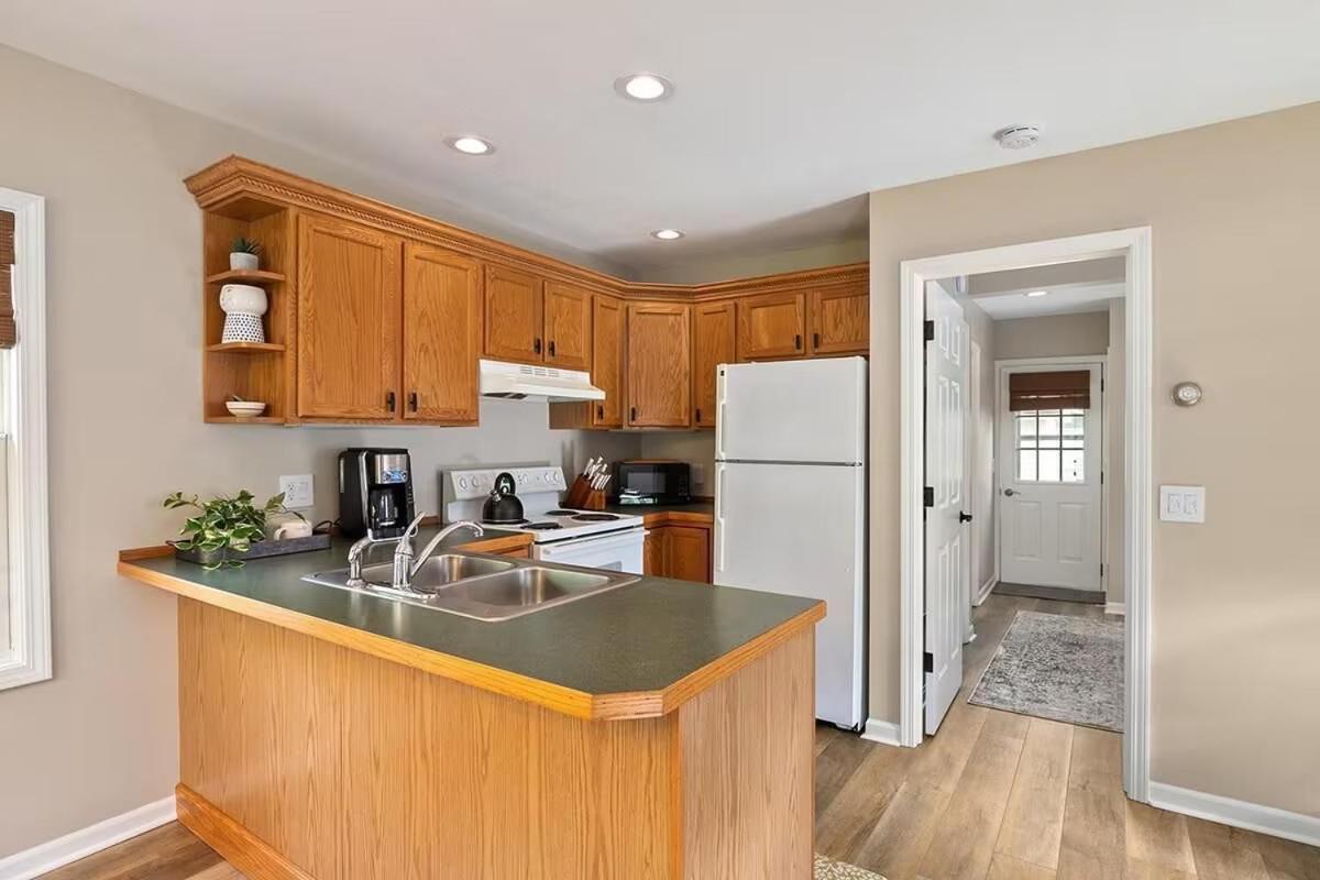2Min Walk Downtown-Pet Friendly-Offstreet Parking Villa Саугатук Екстериор снимка