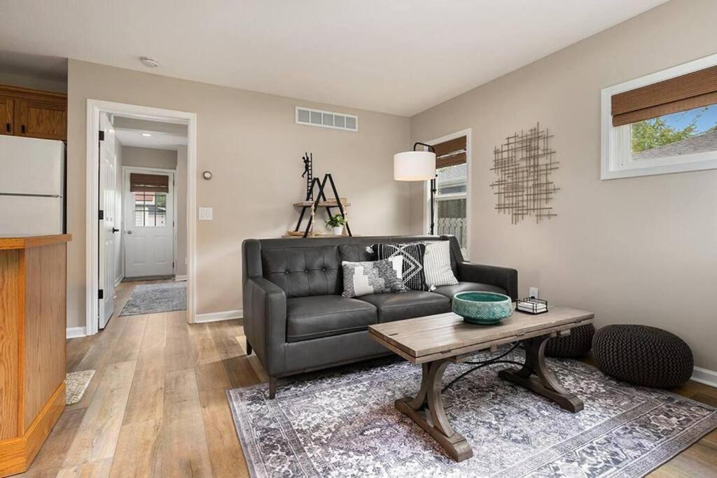 2Min Walk Downtown-Pet Friendly-Offstreet Parking Villa Саугатук Екстериор снимка